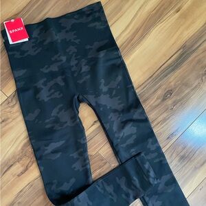 NWT Spanx Look At Me Now camo leggings size S black gray gorgeous